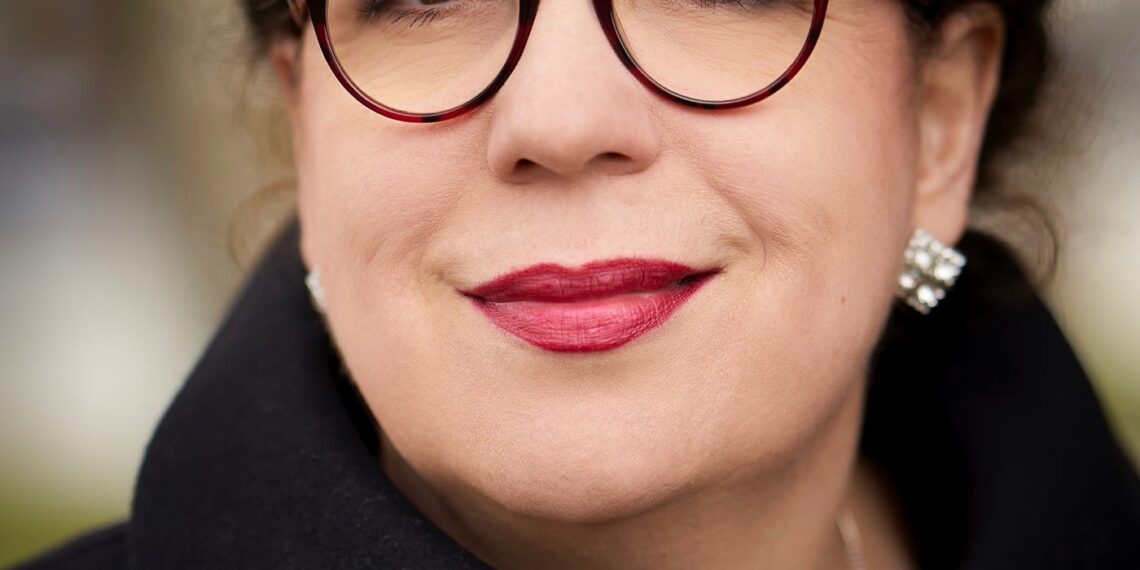 Luister terug: Francis van Broekhuizen over haar nieuwe boek ‘Bij twijfel hard zingen’