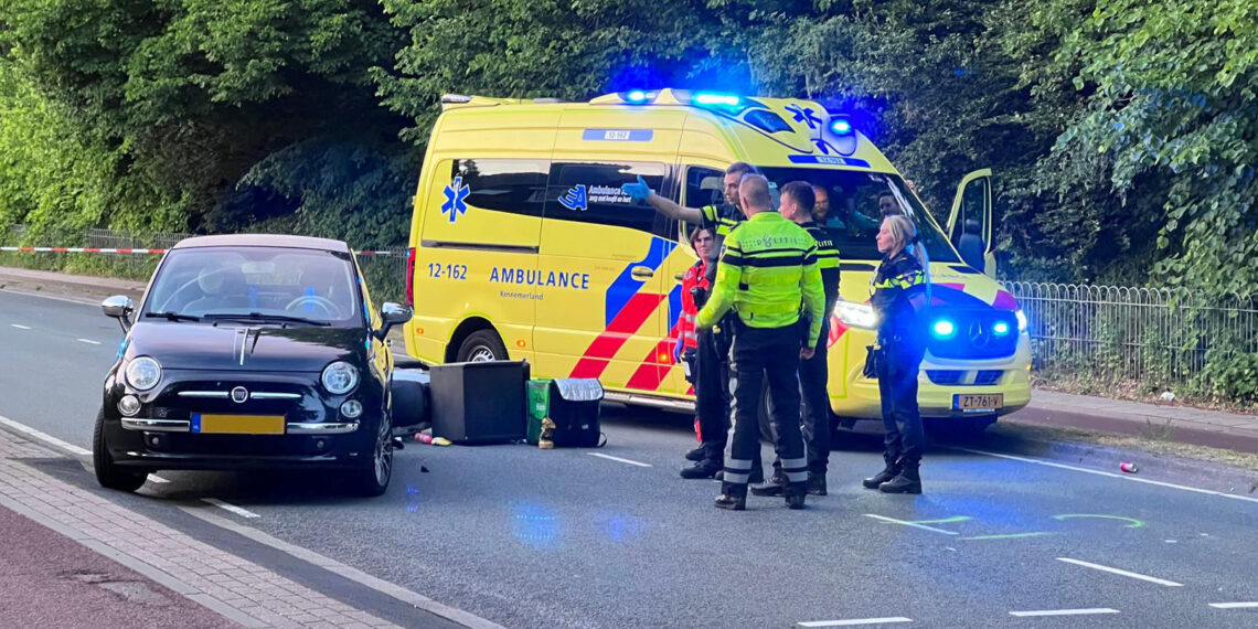 Maaltijdbezorger botst achterop auto in Bennebroek
