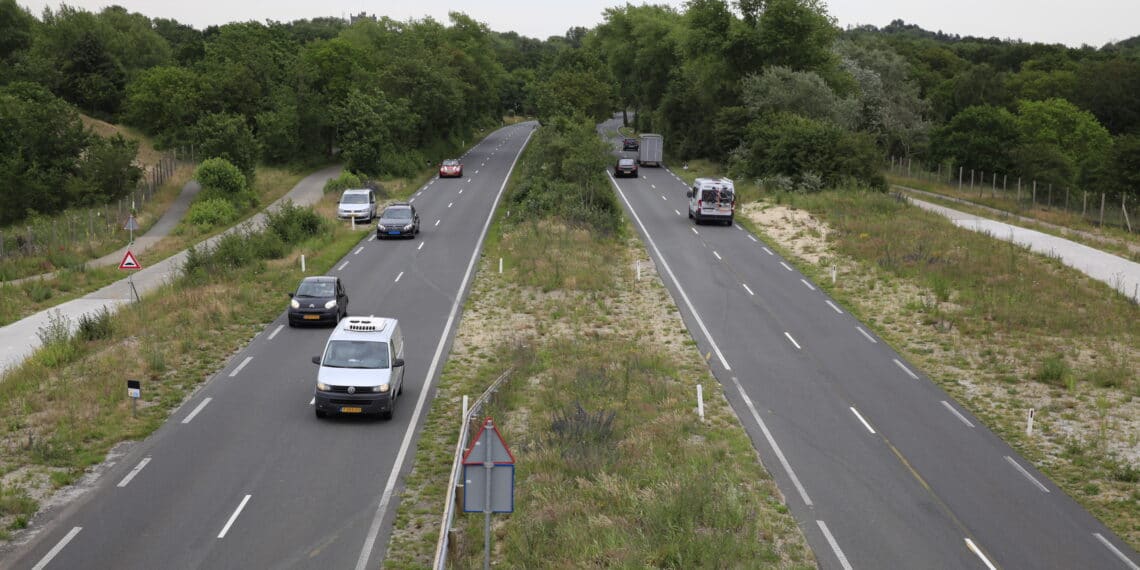 Veiligheid Zeeweg eindelijk aangepakt: snelheid omlaag en extra verkeersborden