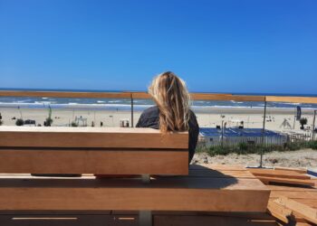 Leuning bij nieuwe bankjes beperkt uitzicht op zee: “Ze hebben de plank misgeslagen”