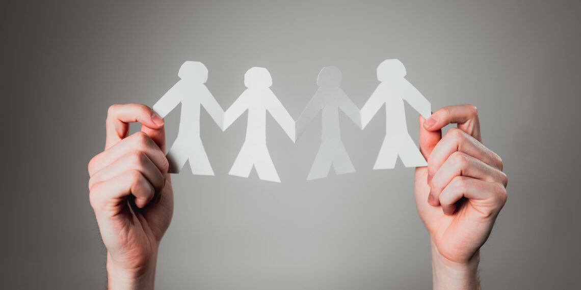 Luister terug: menselijke ketting op het strand voor vluchtelingen