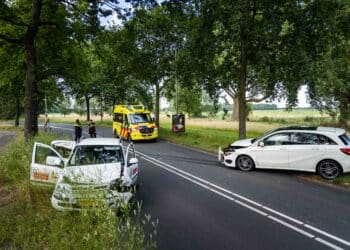 Twee gewonden bij frontale botsing op Vondelweg