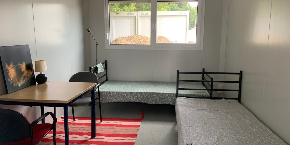 Eerste statushouders gearriveerd op Sportparklaan Heemstede: ‘Gisteren kenden ze elkaar nog niet, nu zijn ze buren’