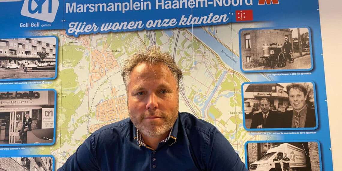 Supermarkteigenaar Han Bouwens blikt terug op overval: “We hebben een groepsfoto gemaakt met een middelvinger naar de overvaller”