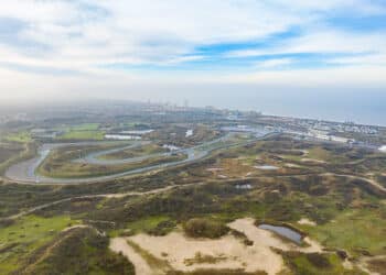 Caroline fietst met Extinction Rebellion naar Zandvoort als tegengeluid voor de Formule 1