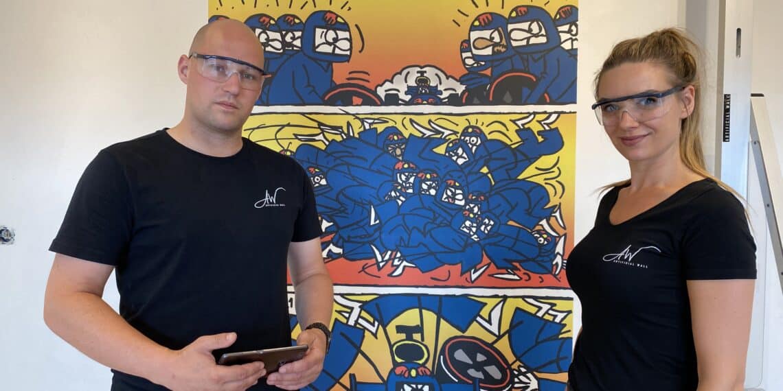 Muurprinter print enorme tekeningen van Toon van Driel op witte museummuren: “Blijft wel 12 jaar zitten”