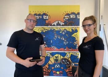 Muurprinter print enorme tekeningen van Toon van Driel op witte museummuren: “Blijft wel 12 jaar zitten”