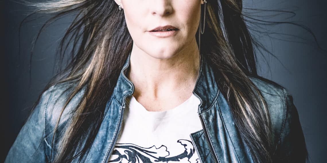 Floor Jansen zingt het volkslied voorafgaand F1-race Zandvoort