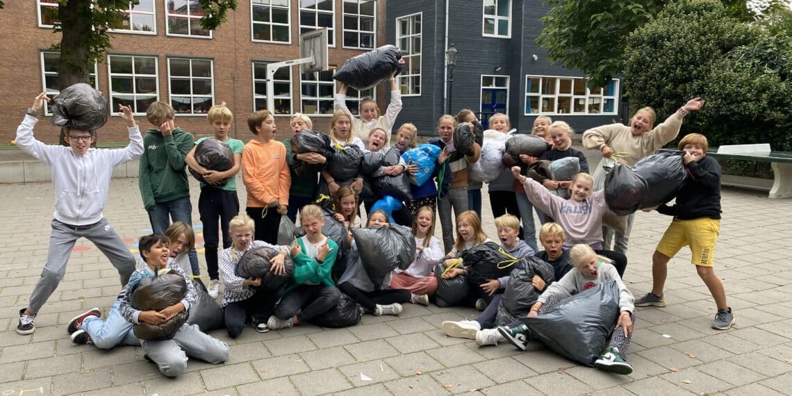 Leerlingen op zoek naar honderden kilo’s oude kleding: ‘Willen winnen en naar Nemo’