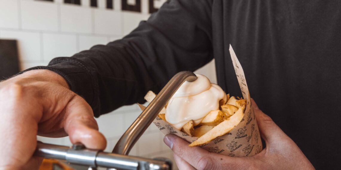 Gehele zondag-omzet FrietHoes gaat naar terminaal zieke medewerker Merel: “Iedereen is welkom om heel veel te komen eten”