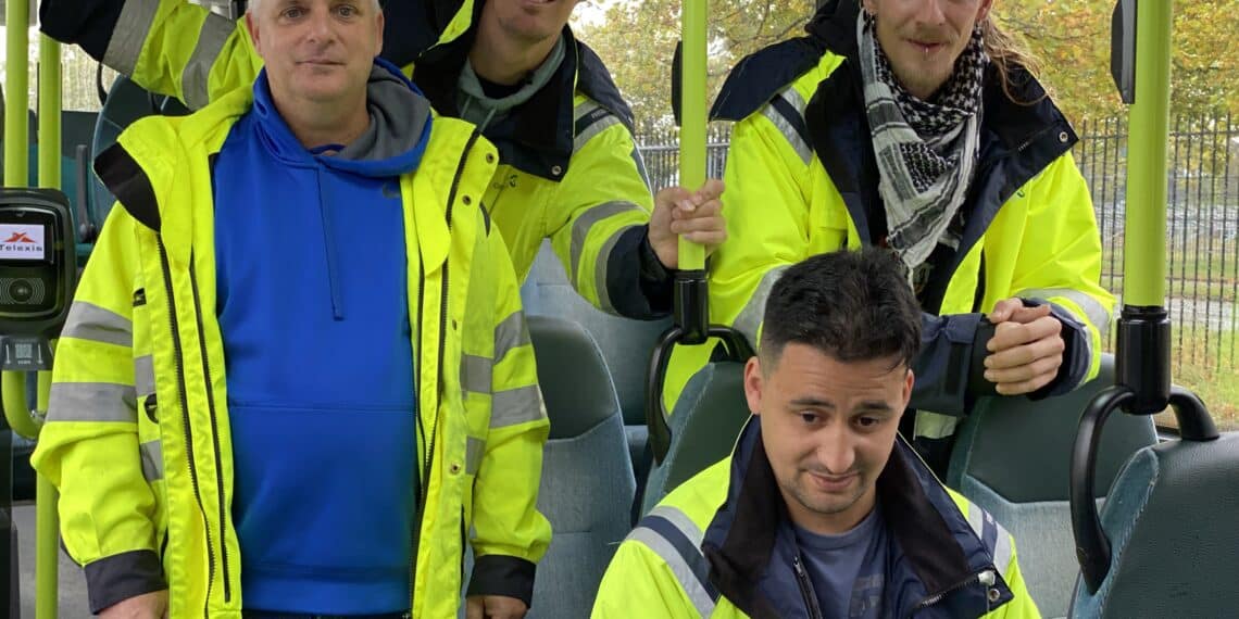 Vincent (26) maakt al 8 jaar bussen schoon: “Kots meest vieze, maar het hoort erbij”
