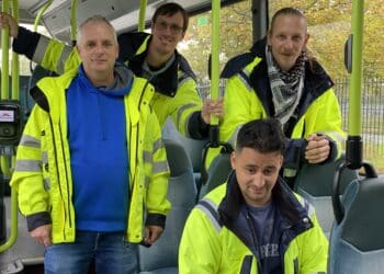 Vincent (26) maakt al 8 jaar bussen schoon: “Kots meest vieze, maar het hoort erbij”