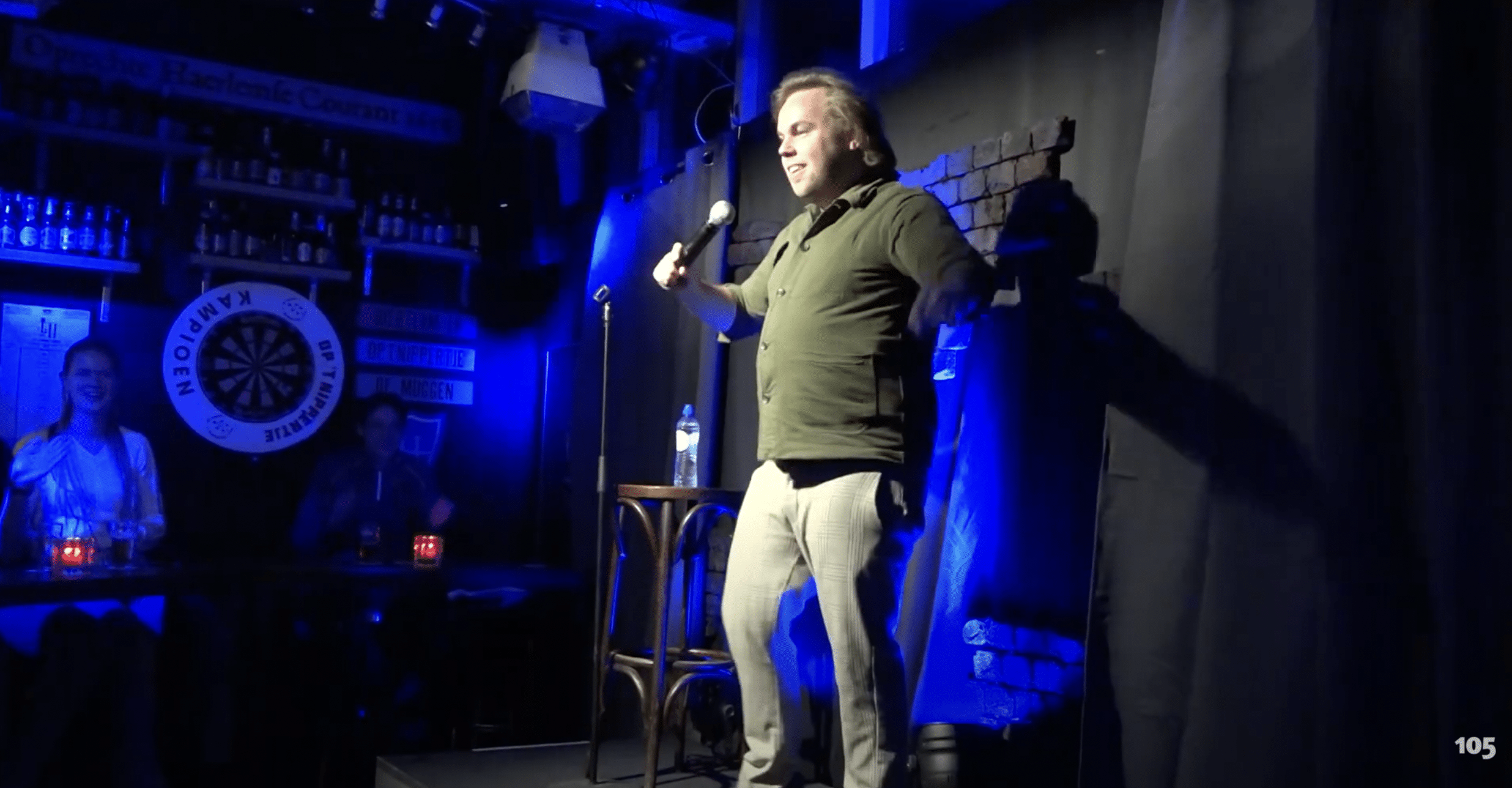 Eerste avond Haarlems comedy café succesvol: ‘Er moesten zelfs mensen staan, zo druk was het’