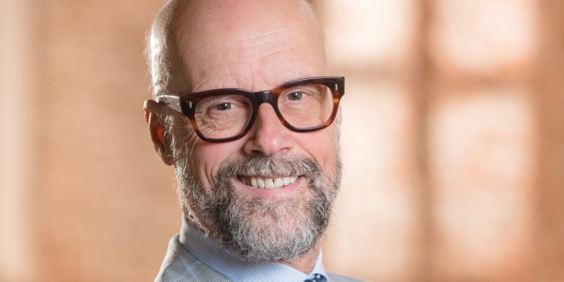 Alexander de Bruin taxeert jouw spullen tijdens geschiedenisfestival in de Janskerk