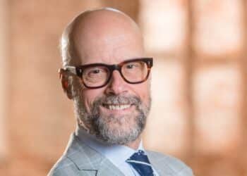 Alexander de Bruin taxeert jouw spullen tijdens geschiedenisfestival in de Janskerk