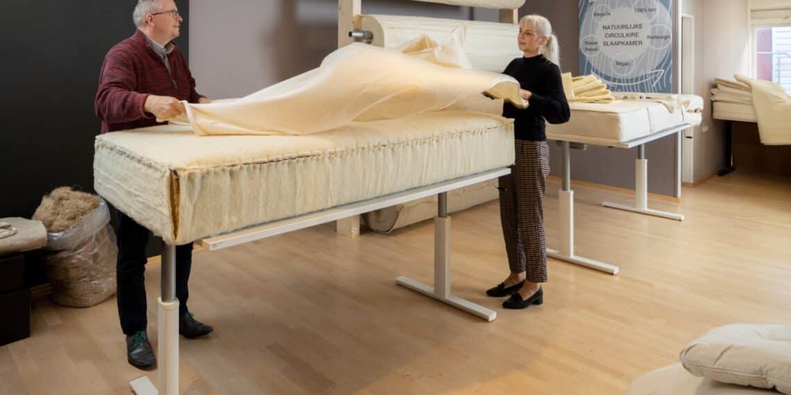 Eerste matrassen reparatie atelier van Nederland: ‘Wij willen een gamechanger zijn! Het weggooien van matrassen gebeurt veel te veel’