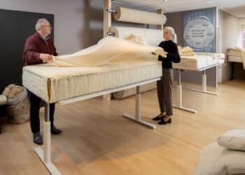 Eerste matrassen reparatie atelier van Nederland: ‘Wij willen een gamechanger zijn! Het weggooien van matrassen gebeurt veel te veel’