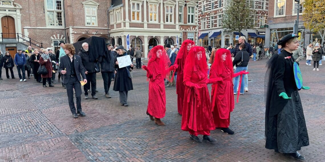 Haarlemmers lopen in rouwstoet door het centrum als protest tegen Black Friday