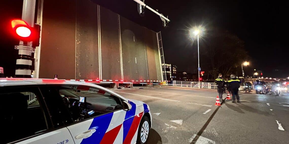 Fietser gewond na val van Prinsenbrug