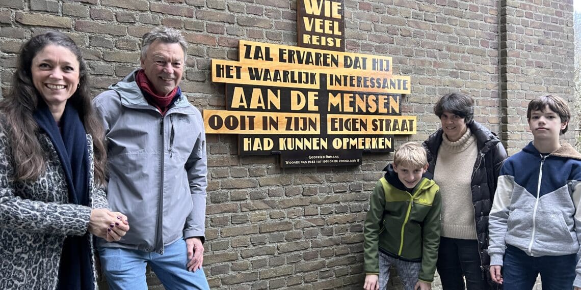Meer symboliek nauwelijks denkbaar bij onthulling Godfried Bomans-tekst in Tuinwijk