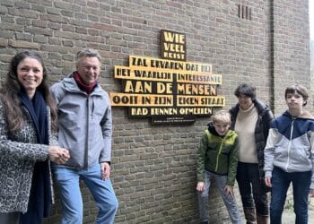 Meer symboliek nauwelijks denkbaar bij onthulling Godfried Bomans-tekst in Tuinwijk