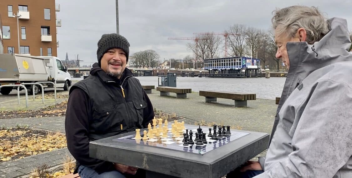 Schaakmat: eindelijk schaaktafels op plein van oud-wereldkampioen: “Dit is historisch!”