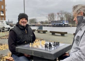 Schaakmat: eindelijk schaaktafels op plein van oud-wereldkampioen: “Dit is historisch!”