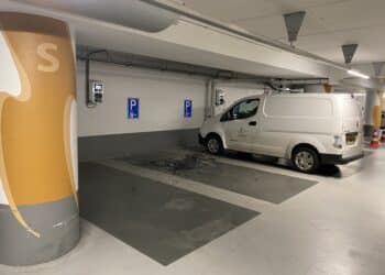 Brand parkeergarage de Raaks mogelijk aangestoken: verdachte aangehouden