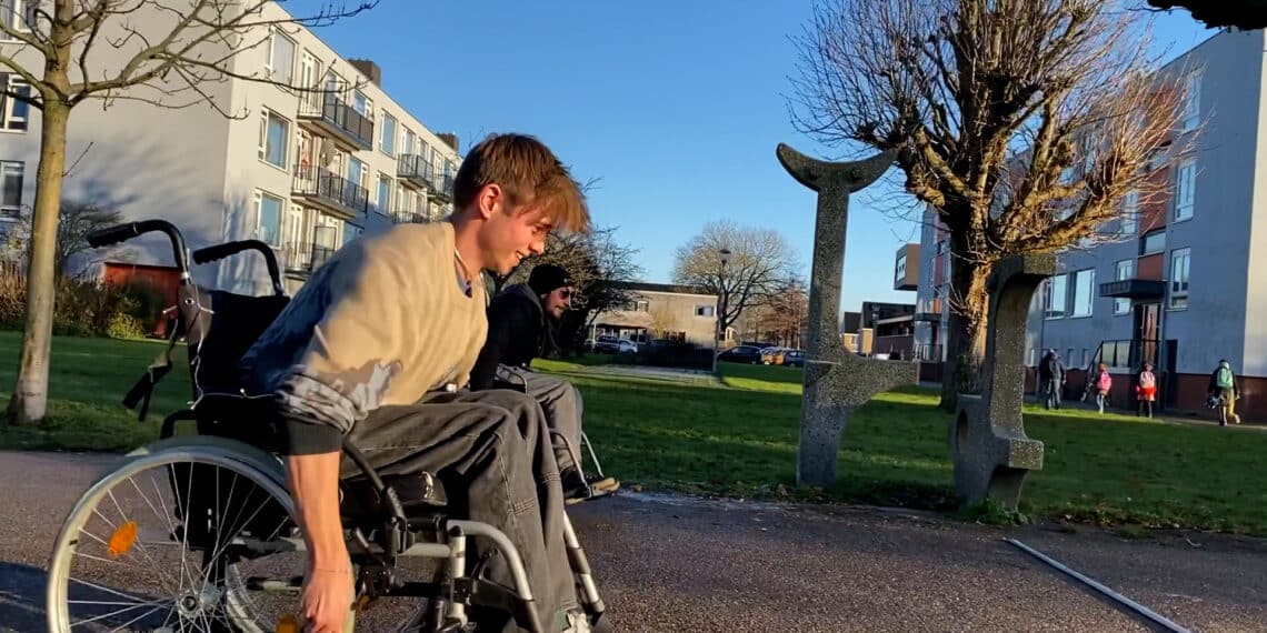 Jonge mantelzorger organiseert rolstoelrace om aandacht te vragen voor mantelzorg: “Het is zwaarder dan gedacht”