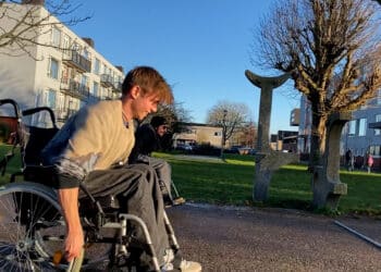 Jonge mantelzorger organiseert rolstoelrace om aandacht te vragen voor mantelzorg: “Het is zwaarder dan gedacht”