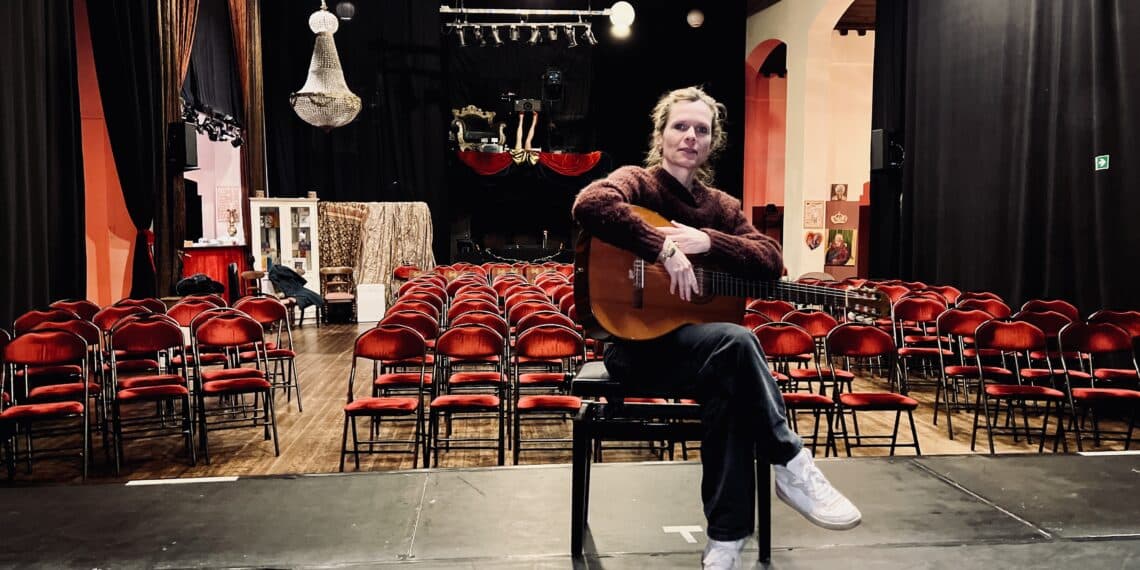 Niki Jacobs zingt in het Jiddisch op dag van Nationale Holocaust Herdenking: ‘Muziek maakt dragelijker’