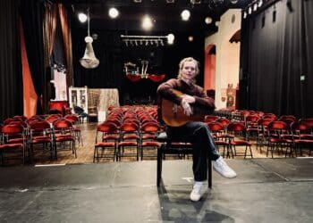 Niki Jacobs zingt in het Jiddisch op dag van Nationale Holocaust Herdenking: ‘Muziek maakt dragelijker’