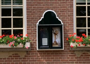 Rogier Cornelisse brengt beeldende kunst en poëzie samen in het Kleinste Museum van Heemstede