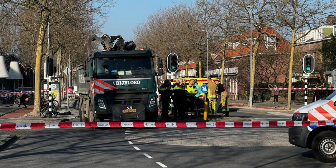 85-jarige vrouw overleden na aanrijding met vrachtwagen in Haarlem
