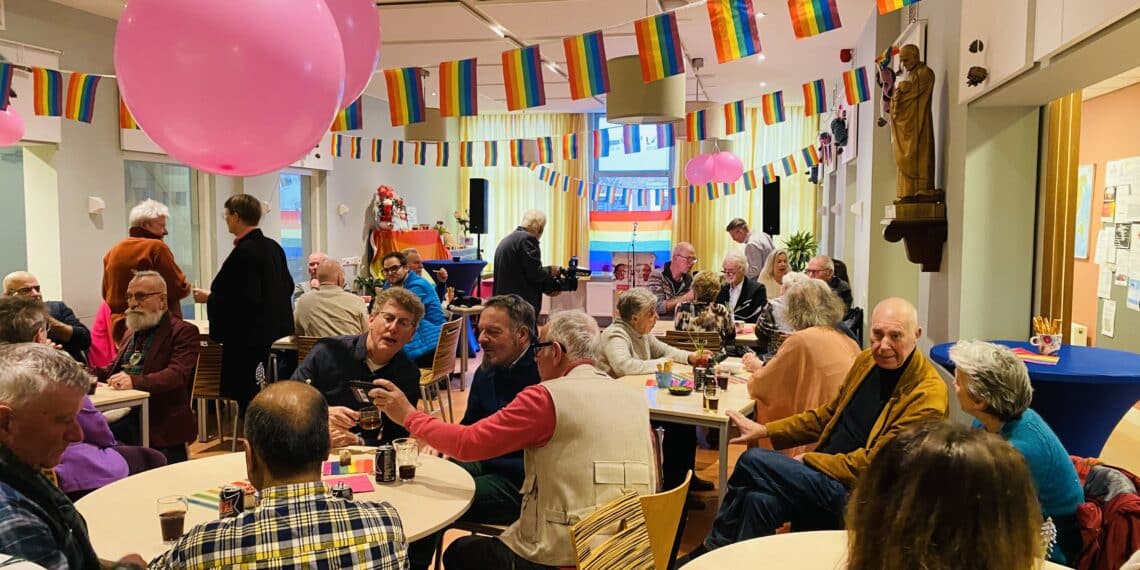 Tien jaar Roze salon: sprekers, karaoke en op je oude dag verliefd worden