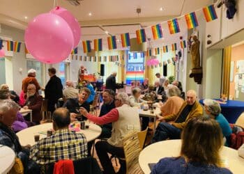 Tien jaar Roze salon: sprekers, karaoke en op je oude dag verliefd worden