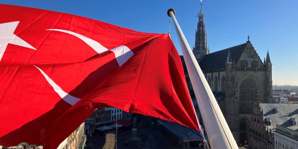 Haarlem in rouw: Turkse vlag halfstok op stadhuis als teken van medeleven