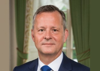 Commissaris van de Koning Arthur van Dijk duidt de aankomende verkiezingen: “Niet stemmen is geen optie”