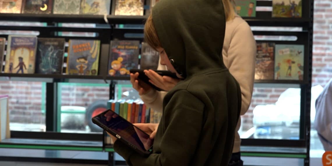 Rennend door de bieb wordt nepnieuws ontkracht “het kan een bedreiging voor onze maatschappij zijn”