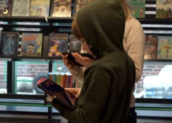 Rennend door de bieb wordt nepnieuws ontkracht “het kan een bedreiging voor onze maatschappij zijn”