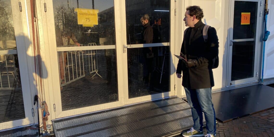 David is allereerste stemmer op het Stationsplein: “Hopelijk haal ik mijn trein nog”