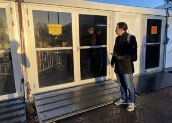 David is allereerste stemmer op het Stationsplein: “Hopelijk haal ik mijn trein nog”