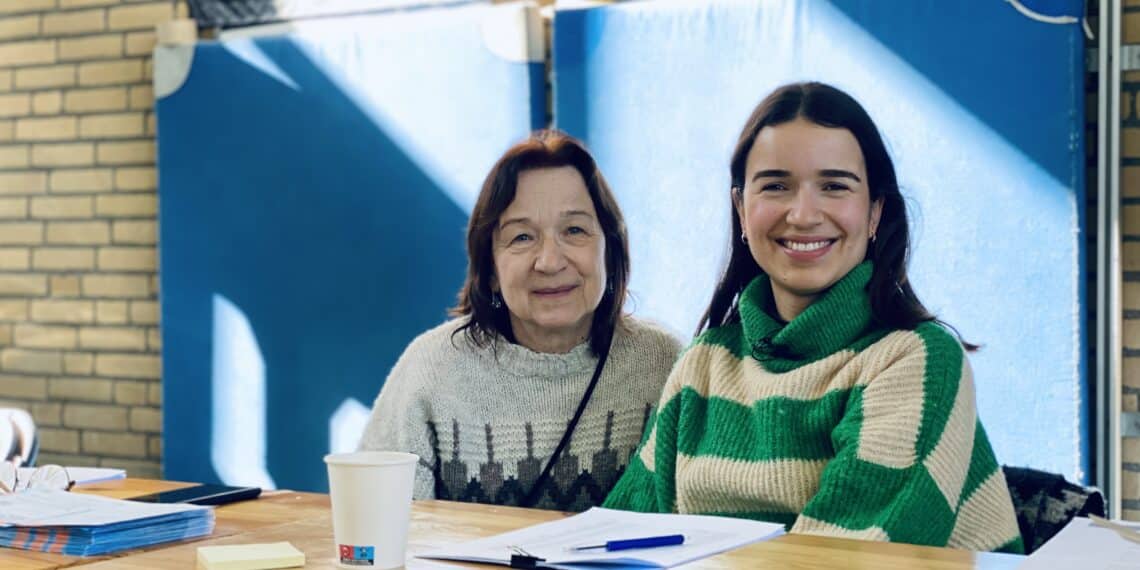 Michaela samen met moeder Nanny vrijwilliger stembureau Parkwijk: “Doen het al jaren”