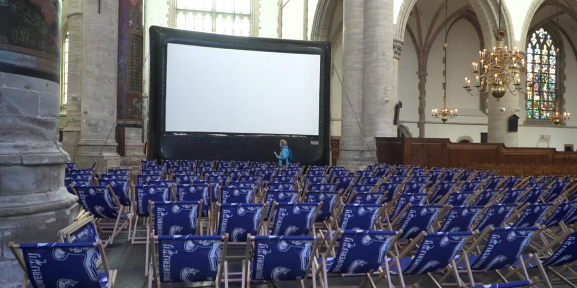 Films kijken in de Grote- of Sint Bavokerk: “Waar wij zondags gaan ‘kerken’, gaan wij nu lekker film kijken”