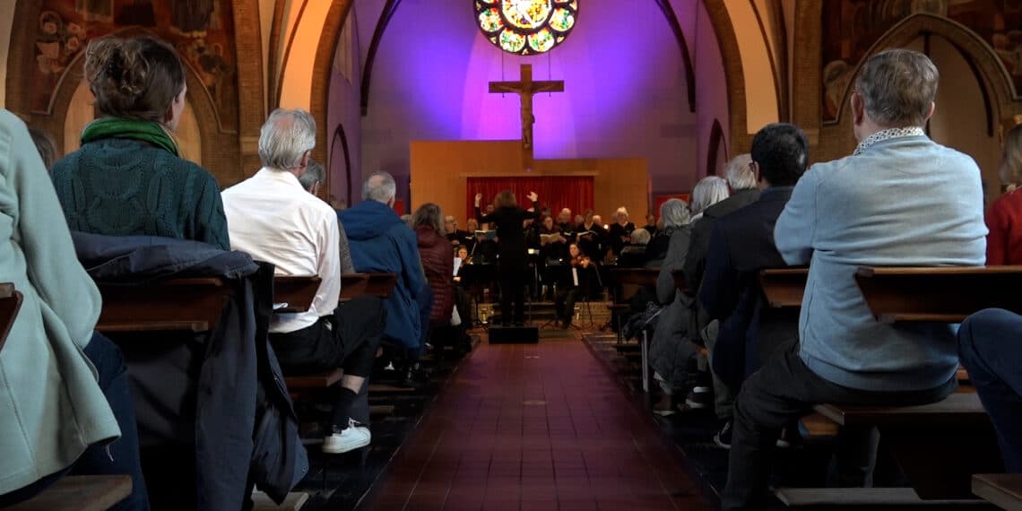 Demente ouderen zingen Matthäus Passion in Adelbertuskerk: ”Heel mooi dat je dat wat vroeger onbereikbaar was, nu wel kan”