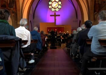 Demente ouderen zingen Matthäus Passion in Adelbertuskerk: ”Heel mooi dat je dat wat vroeger onbereikbaar was, nu wel kan”