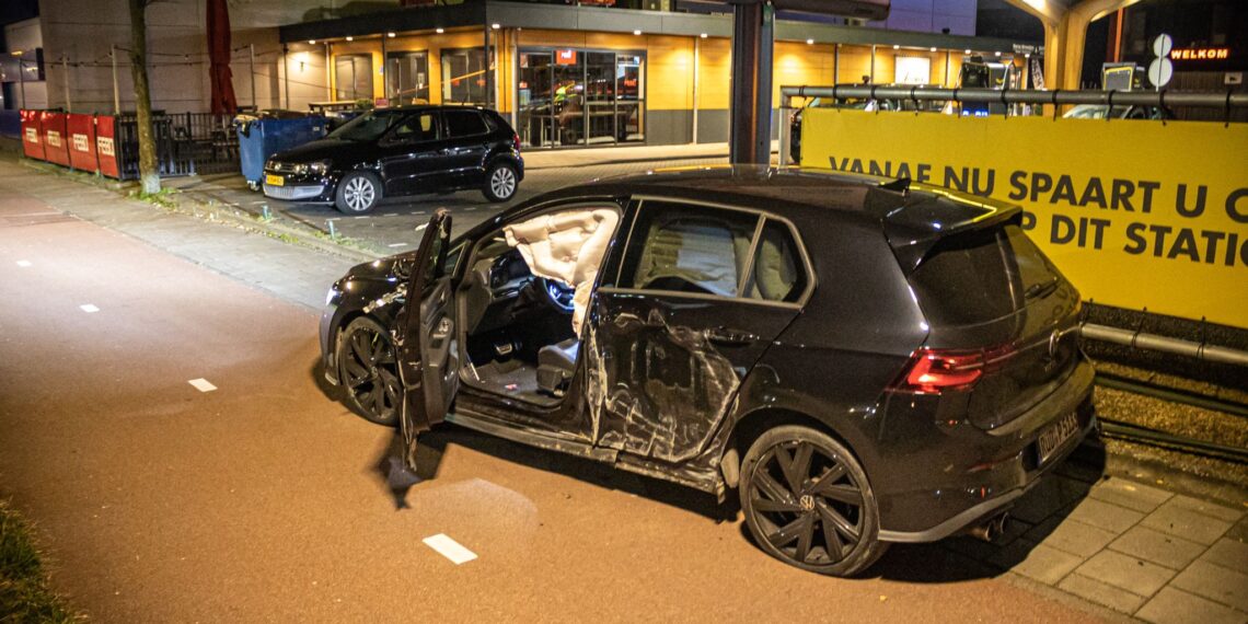 Auto raakt van de weg en ramt lantaarnpaal en laadpaal