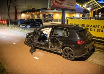 Auto raakt van de weg en ramt lantaarnpaal en laadpaal