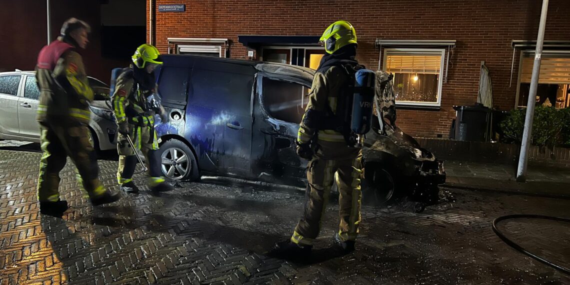 Bestelbus uitgebrand in Haarlemse Diepenbrockstraat: Oorzaak nog raadselachtig