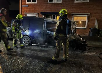 Bestelbus uitgebrand in Haarlemse Diepenbrockstraat: Oorzaak nog raadselachtig